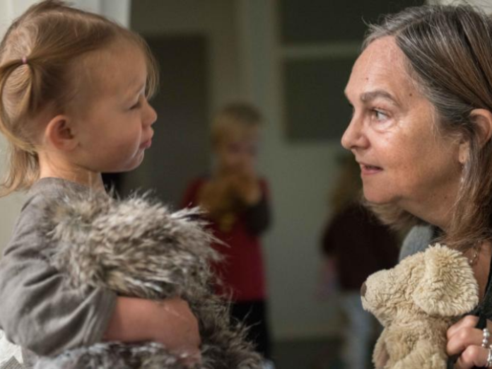 Anne Kurtzweil og en pige holder hver deres bamse, mens de snakker