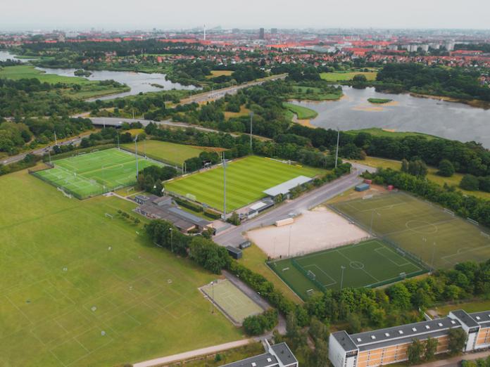 Dronefoto af Tingbjerg Idrætsanlæg