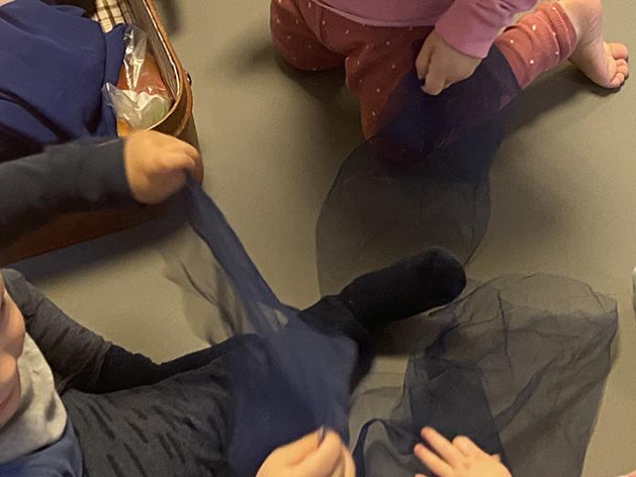Børnehænder rør ved tyl, del af undervisningsforløb under Kompetenceforløbet