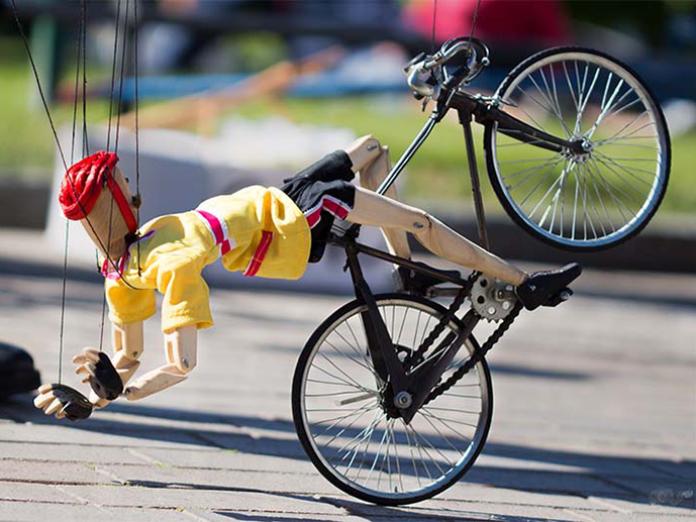 Dukke på dukkecykel. Fra 'Hanging by a thread' af Di Filippo Marionette