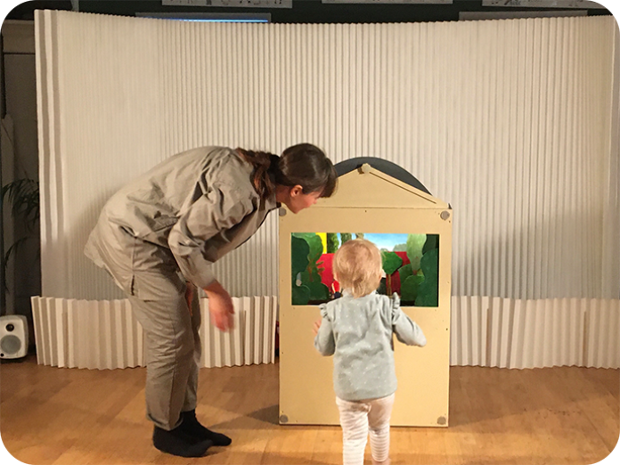 Barn kigger på scenografien til forestillingen 'Den Glade Løve'