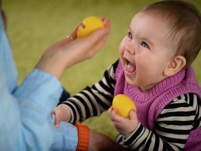 Baby med rasleæg