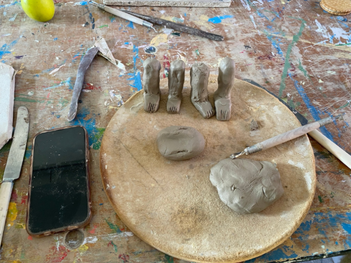 Billede af underben og fødder lavet ud af ler