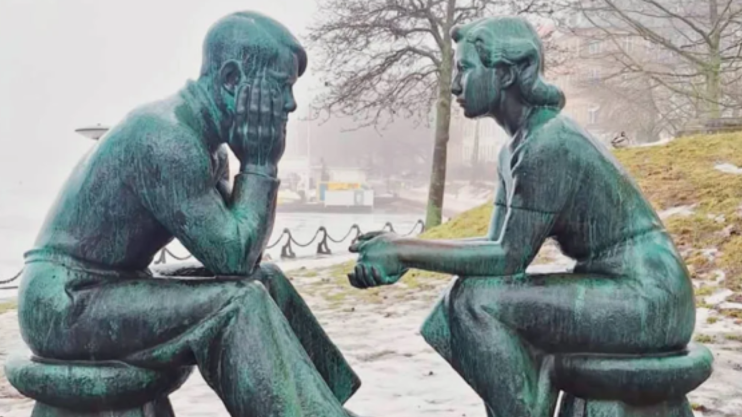 Skulptur af Johannes Hansen, Siddende unge mennesker, 1942